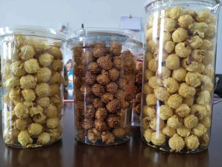 Palomitas de maíz con caramelo y palomitas de chocolate envasadas