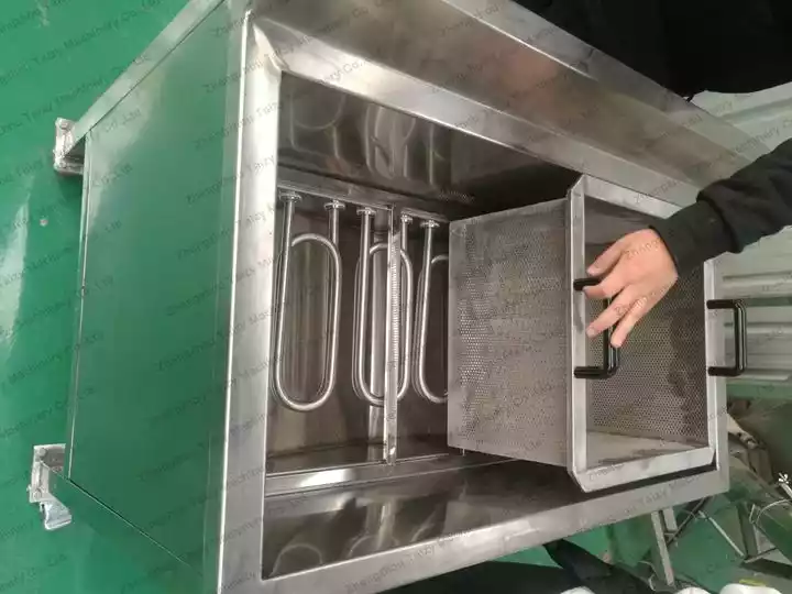 Deep fryer machine for frying chicken and beef