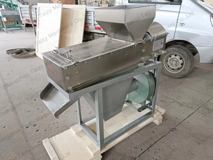 Peanut peeling machine