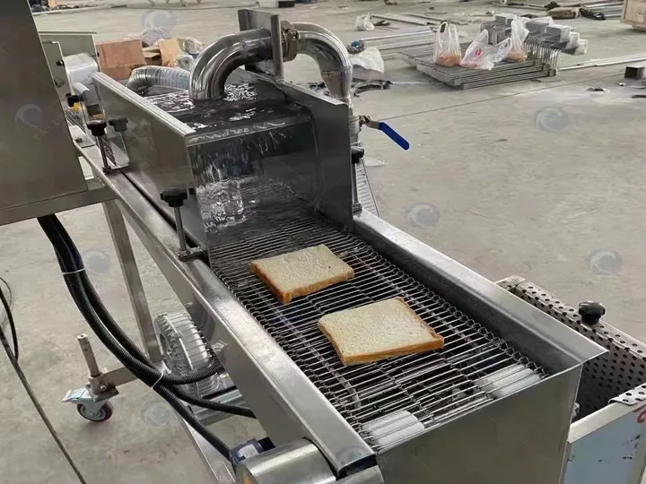 Battering machine for coating with batter
